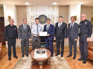 Vatandaşı Dolandırılmaktan Kurtaran Güvenlik Görevlisine Vali Gürel’den “Teşekkür Belgesi”