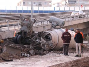 Beton Mikseri Viyadükten Uçtu: 1 Ölü