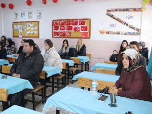 Ağrı’da Veliler Çocuklarıyla Aynı Sıralarda Ders Görüyor