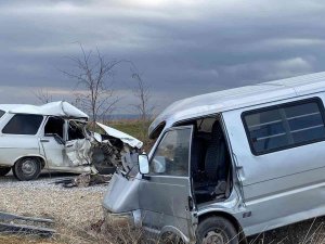 Kamyonetle Otomobilin Çarpıştığı Kazada Sürücüler Yaralandı