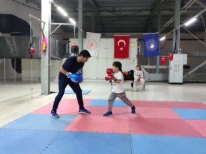 Tekirdağ’da Yüzlerce Öğrenci Kış Spor Okulunda Eğitim Alıyor