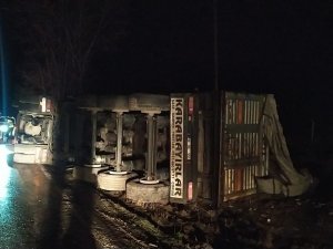 Yem Yüklü Tır Devrildi, Sürücü Yaralandı