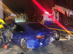 Aracının Direksiyon Hakimiyetini Kaybedip Bariyerlere Çarptı: 1 Ölü, 1 Yaralı