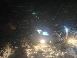 Soğanlı Dağında Araçları Kara Saplanan 2 Kişi Mahsur Kaldı