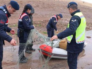 Sulama Barajında Bin Metrelik Misina Ağı Ele Geçirildi: Ağa Takılan Balıklar Suya Bırakıldı