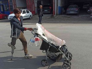 Tek Ayak Üzerinde Çalışarak Aile Bütçesine Destek Oluyor
