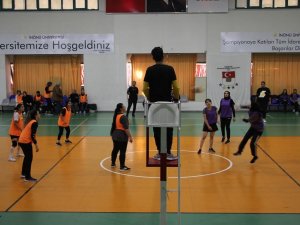 Üniversiteli Voleybolcular Süper Lig İçin Ter Döktü