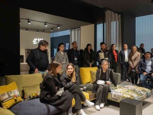 Dünyanın Mobilyasını Üretiyor...