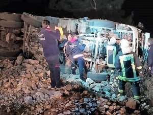 Devrilen Tomruk Yüklü Kamyonun Sürücüsü Öldü