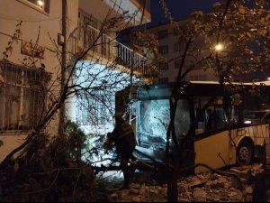 Otobüs İle Hafif Ticari Araç Çarpıştı: 1’i Ağır 8 Yaralı