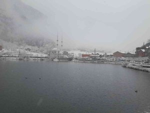 Turizm Merkezi Uzungöl’e Mevsimin İlk Karı Yağdı