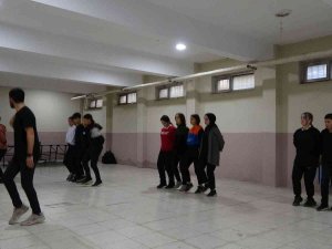 Tatvan’da Halkoyunları Kursuna Yoğun İlgi