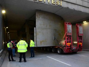 Tırın Taşıdığı Platform Tünele Sıkıştı, D-100 Ankara İstikameti Trafiğe Kapandı