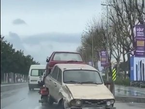 Maltepe’de Oto Çekiciden Tehlikeli Taşımacılık Kamerada