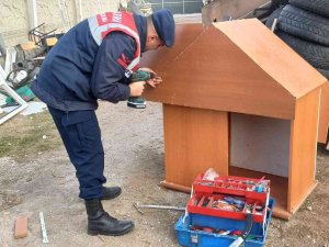 Jandarma, Geri Dönüşümden Topladığı Malzemelerle Hayvanlara Yuva Yaptı
