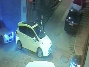 İ̇stanbul’da Dehşet Anları Kamerada: Laf Attıkları Kızı Koruyan Adamı Bıçakladılar