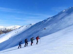 Elazığ’da Dağcılar Beyaza Bürünen 2 Bin 620 Metre Yüksekliğindeki Akdağ’a Tırmandı