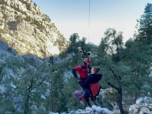 Dağda Mahsur Kalan 4 Rus Turist Helikopterle Kurtarıldı