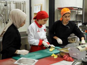 Bağcılar’da Liseli Öğrencileri Yemek Pişirme Eğitimi Alıp, Gelir Elde Ediyor
