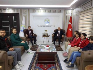 Başkan Öztürk, Şampiyon Öğrencileri Makamında Kabul Etti