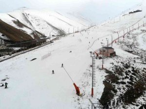 Palandöken’de Yerli Ve Yabancı Turistler Kayağın Tadını Çıkarıyor