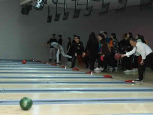 Liseliler Bowlingle Stres Atıyor