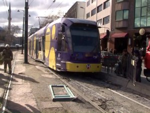 Kabataş’ta Tramvay Kazası Meydana Geldi. Yaralıların Olduğu Öğrenilirken, Olay Yerine Çok Sayıda Sağlık Ve İtfaiye Ekibi Sevk Edildi. Olay Nedeniyle Tramvay Seferleri De Durdu.