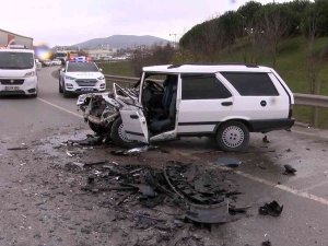 Sancaktepe’de İki Araç Kafa Kafaya Çarpıştı, Otomobil Kağıt Gibi Ezildi
