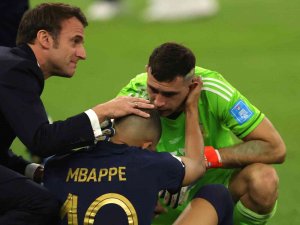 Macron, Dünya Kupası Finalindeki Davranışlarıyla Sosyal Medyanın Gündeminde