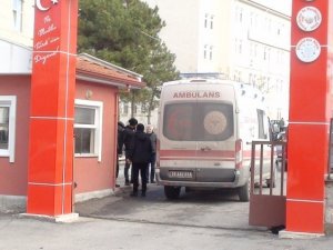 Lise Öğrencisi Okul Önünde Bıçaklandı