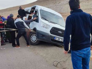 Şarampole Yuvarlanmaması İçin İple Minibüsü Böyle Tuttular