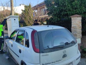 Kontrolden Çıkan Otomobil, Şebeke Kutusuna Çarptı: 1 Yaralı