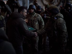 Zelenskiy’den Cephe Hattında Yer Alan Bakhmut’a Sürpriz Ziyaret