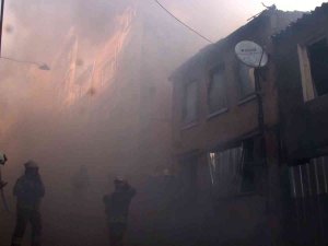 Şişli’de İtfaiye Ekipleri Binadan Kopan Parçaların Altında Kalmaktan Kıl Payı Kurtuldu