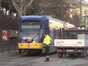 Kabataş’ta Raydan Çıkarak Kaza Yapan Tramvay Kaldırıldı
