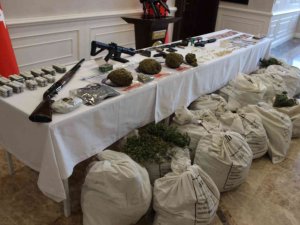 İ̇zmir’de Dev Uyuşturucu Operasyonu: 33 Torbacı Gözaltına Alındı