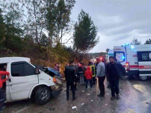 Kamyonet İle Minibüs Kafa Kafaya Çarpıştı: 3 Yaralı