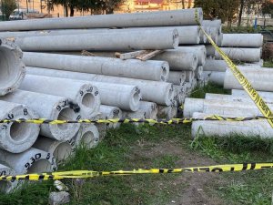 Beton Direklerin Arasında Sıkışan Çocuk Feci Şekilde Can Verdi