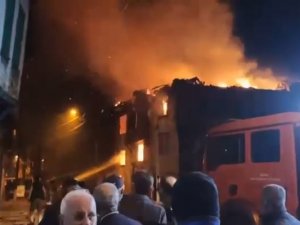 3 Katlı Metruk Binada Çıkan Yangın Geceyi Aydınlattı