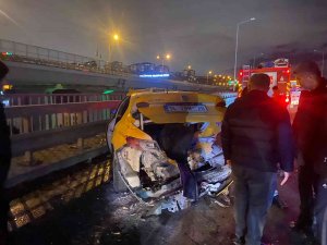 Kağıthane’de Arıza Yapan Taksiye Araç Çarptı: 1 Yaralı