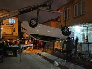 Köpekten Kaçarken Otomobiliyle Takla Attı: 3 Yaralı