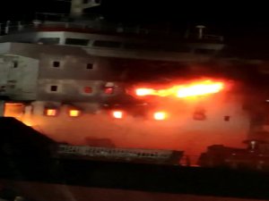 Sinop'ta kargo gemisinde çıkan yangına müdahale ediliyor