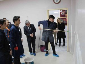 Liselilerin Gönüllü ‘Tamir Takımı’ Bu Defa Sınıf Boyadı