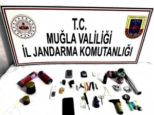 Sahte Kimlikten Aranıyordu, Uyuşturucu İle Yakalandı