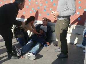 Bıçaklanan Adamı Gören Uzaklaştı, Yardımına Sadece Genç Kadın Koştu
