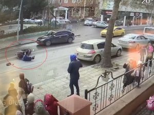 Motosikletli Kurye, Yaya Geçidindeki Çocuğa Çarptı: 2 Yaralı