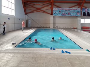 Depremi Yüzerek Unutuyorlar