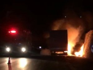 Bingöl’de Yanan Tır Kullanılamaz Hale Geldi