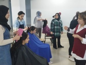 Kursiyerler Yaptıkları Saç Bakımıyla Öğrencileri Sevindirdi
