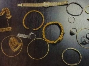 Bulduğu Ziynet Eşyası Dolu Çantayı Polise Teslim Etti